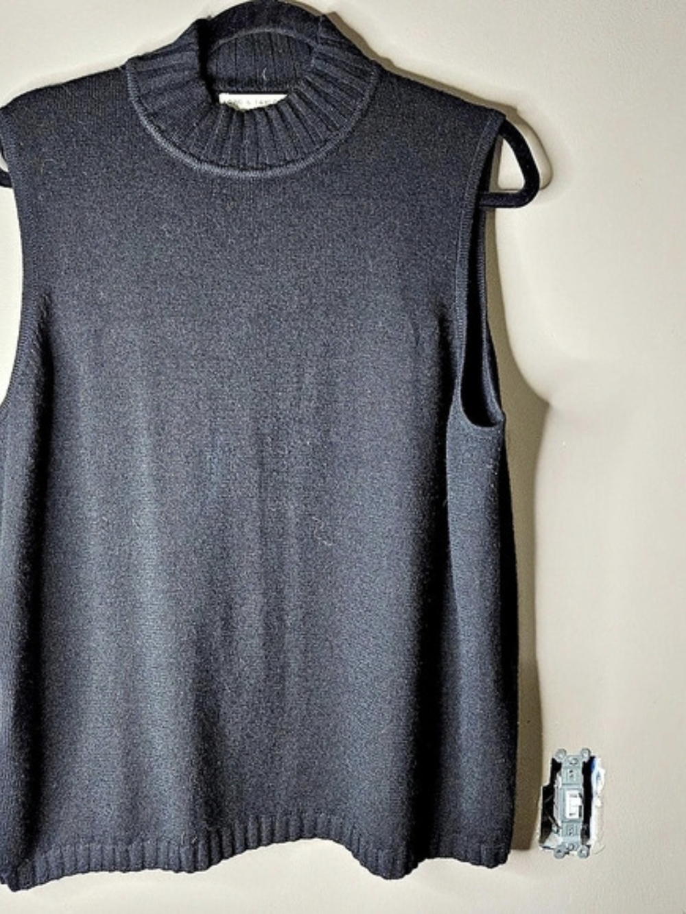 Lord & Taylor Sleeveless Mock Neck Sweater in Black Like New Ptp 26" Fit 2X-3X